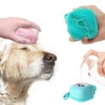 Perie din silicon cu dozator de sampon pentru spalare caini sau pisici, 7,5 x 7,5 cm, culoare albastra