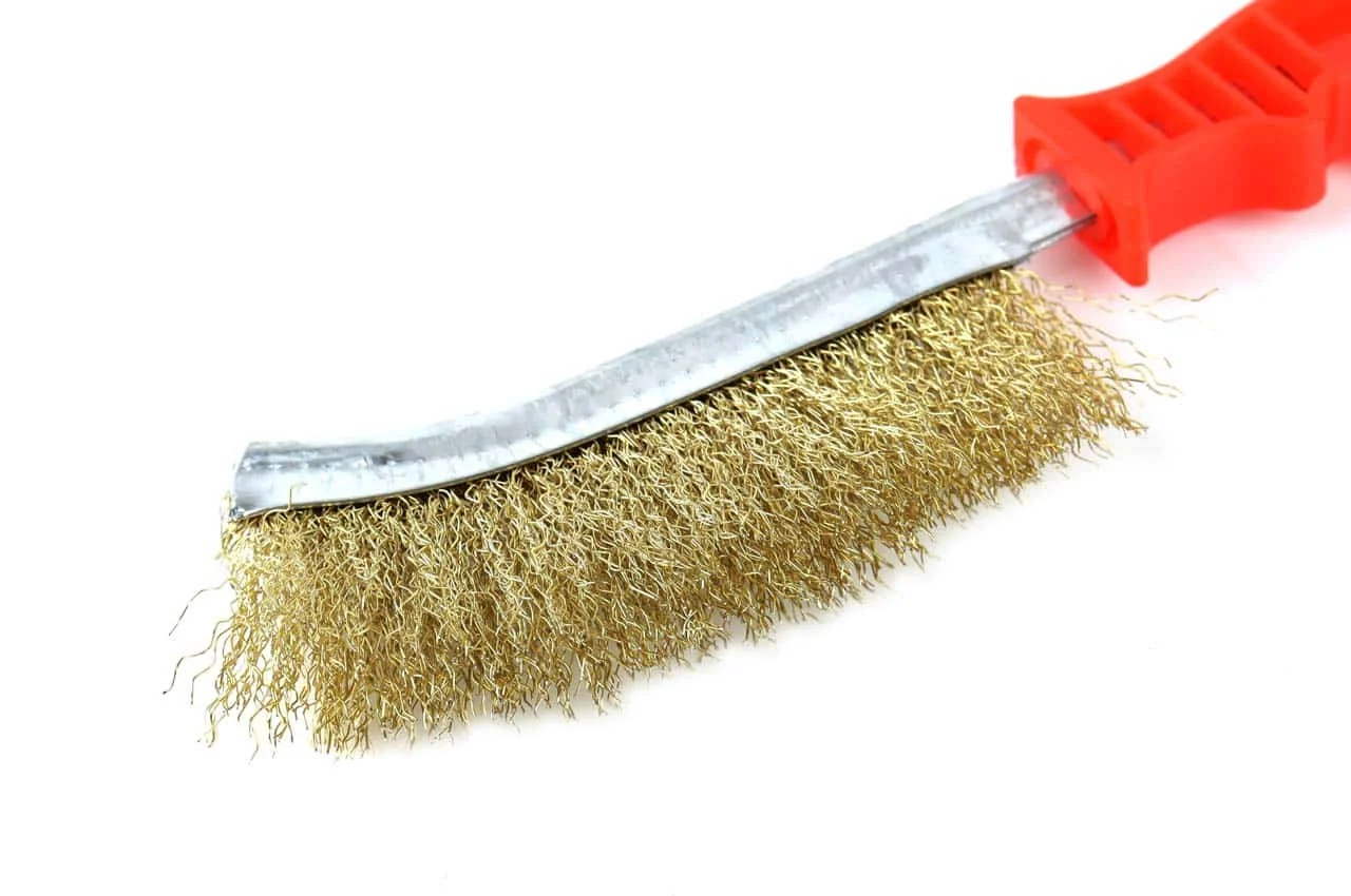 AMIO – Perie de sarma cu peri sertizati, placati cu alama si maner din platic, lungime totala 25,5 cm