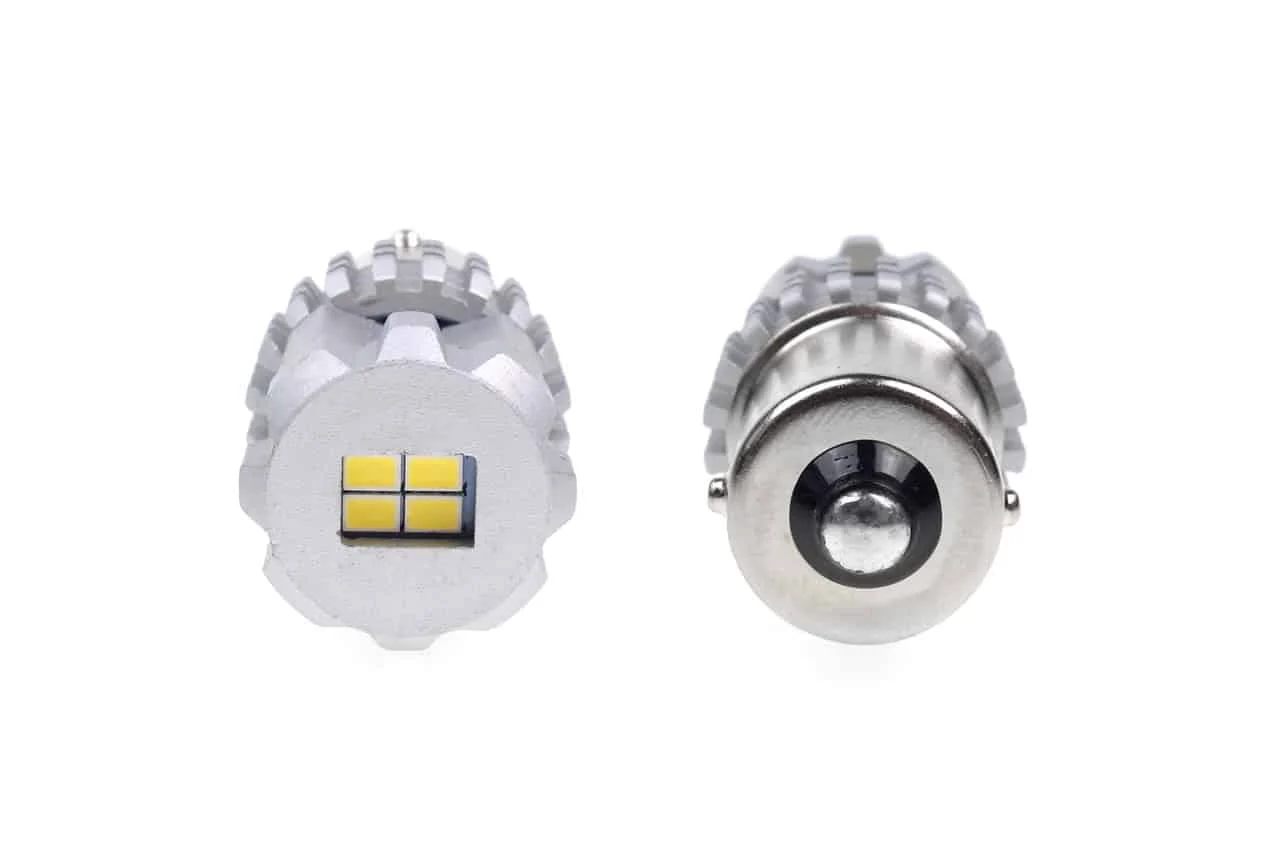 AMIO – Set becuri auto cu LED CANBUS compatibil P21 R5W/R10W 22 SMD Alb 12V/24V, destinat competitiilor auto sau off road