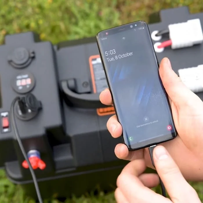 Cutie Ermetica SMART pentru baterie auto, multifunctionala cu terminale externe, voltmetru, pentru calatorii, camping, ambarcatiuni…