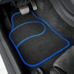 Set 4 Covorase auto din Mocheta, model Universal, culoare Negru cu margine Albastra, dimensiuni fata 64 x 44cm | spate 44 x 29cm
